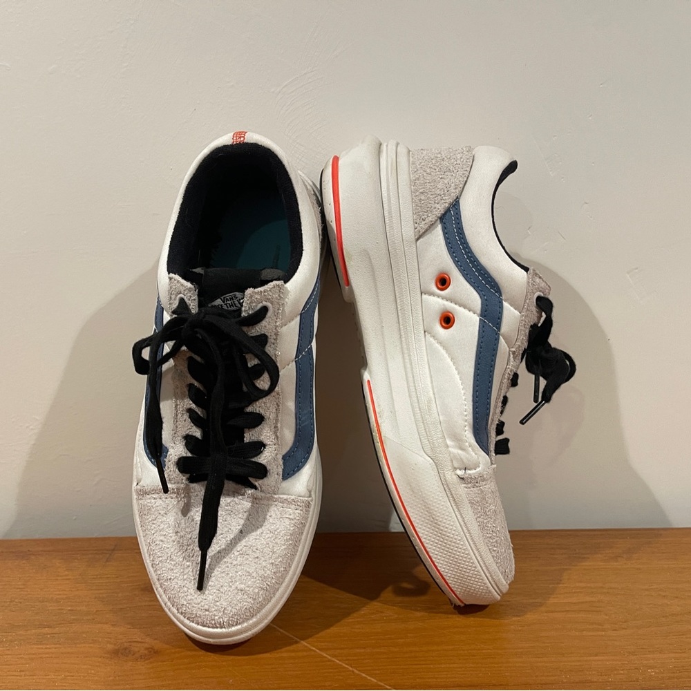Vans Off the Wall Old Skool Overt CC women’s 10.5, men’s 9